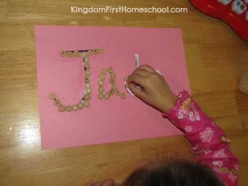 Fine motor skills activities Make Your Name with Cheerios 